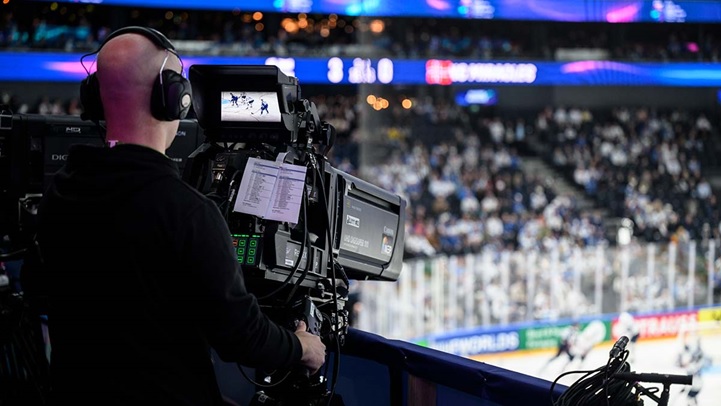 What Role Does Technology Play in the Evolution of Sports TV Broadcasting?